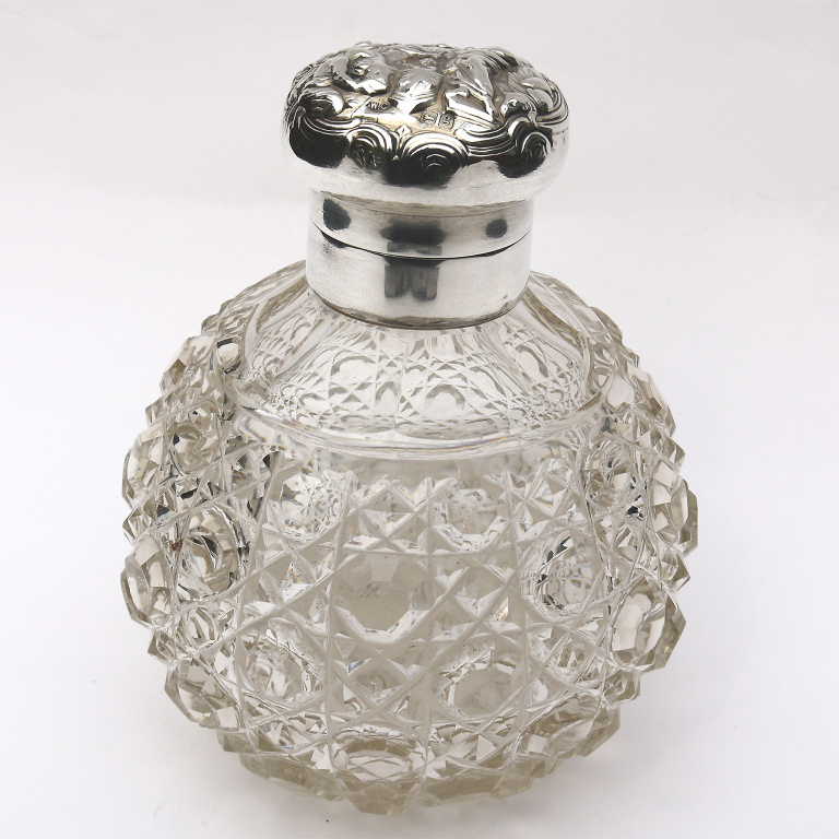 A good & large William Comyns antique solid silver & cut glass Scent Bottle C.1902 - Image 5
