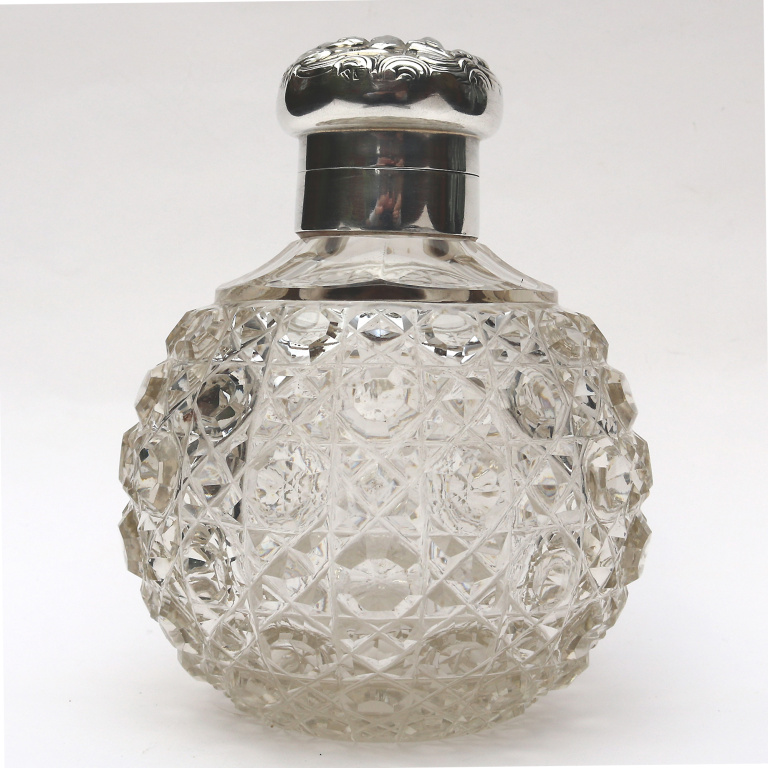 A good & large William Comyns antique solid silver & cut glass Scent Bottle C.1902 - Image 6