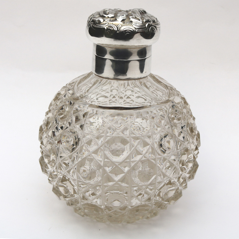 A good & large William Comyns antique solid silver & cut glass Scent Bottle C.1902 - Image 7