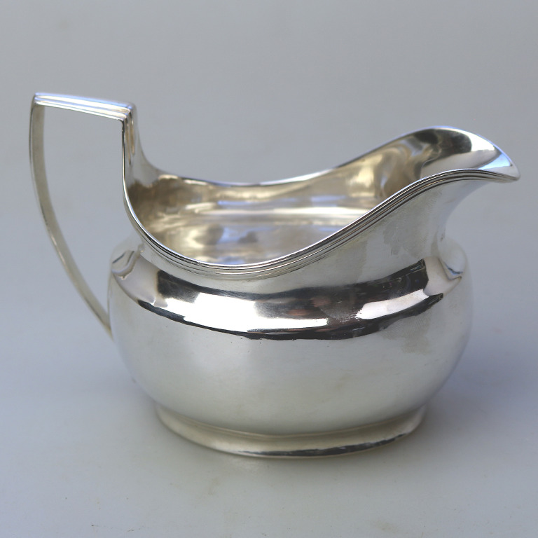 An attractive antique Georgian English sterling solid silver Jug 127g C.1805 - Image 2