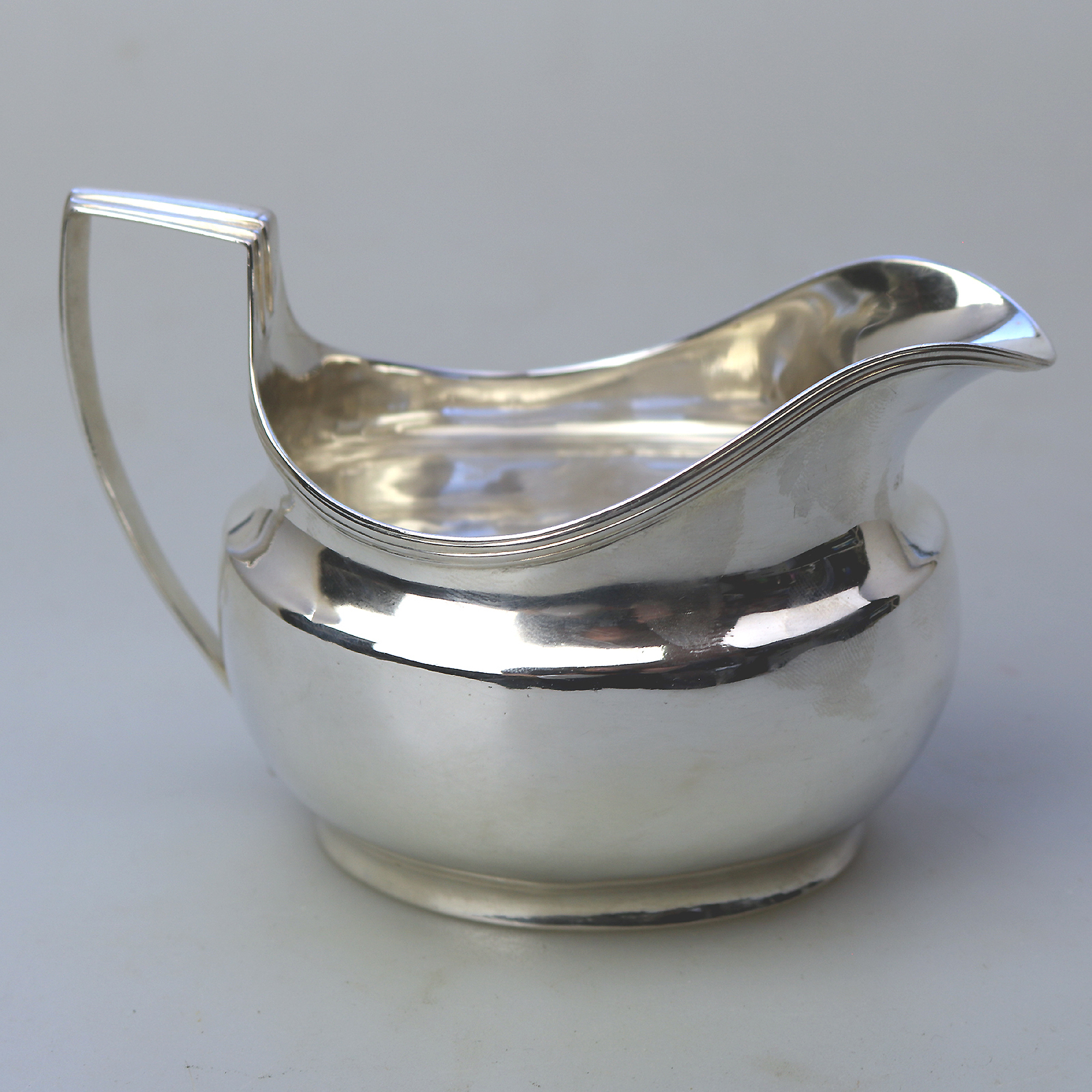 An attractive antique Georgian English sterling solid silver Jug 127g C.1805