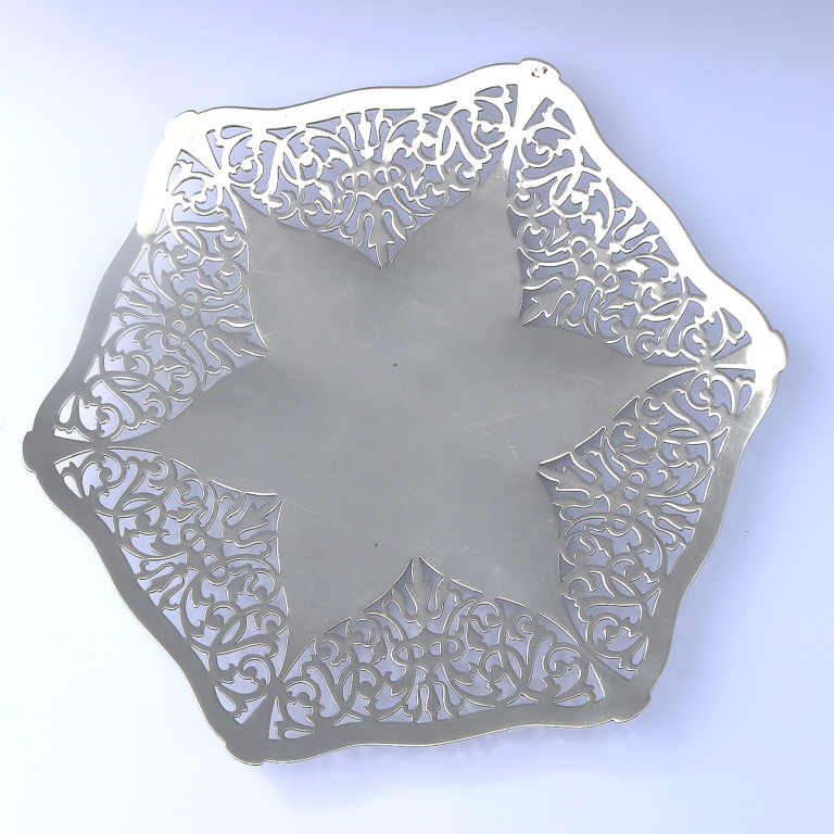An attractive antique Mappin & Webb silver plated pierced Serving Platter C.1900 - Image 4