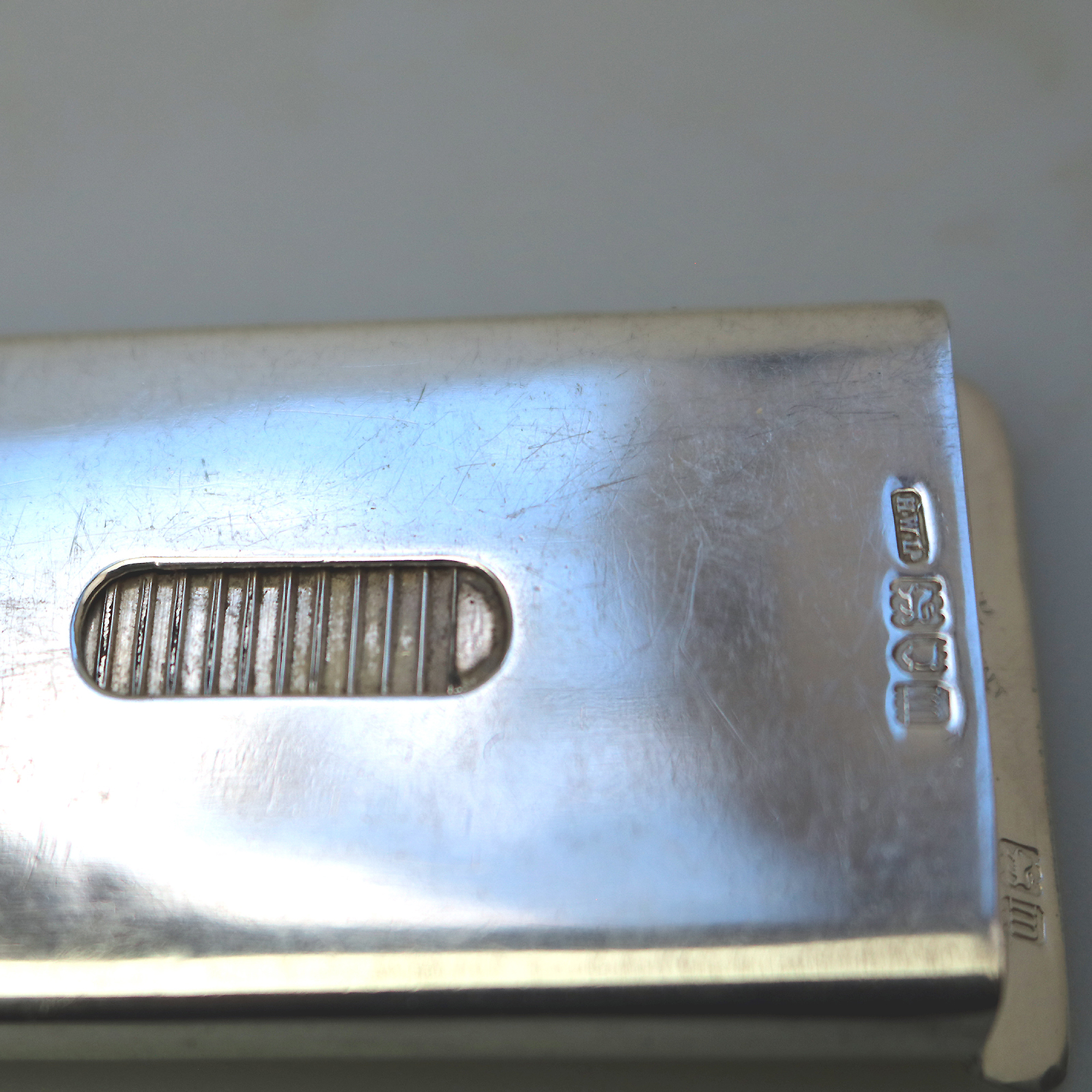 A very rare solid silver patent novelty Card Case with tambour mechanism 44g 1927