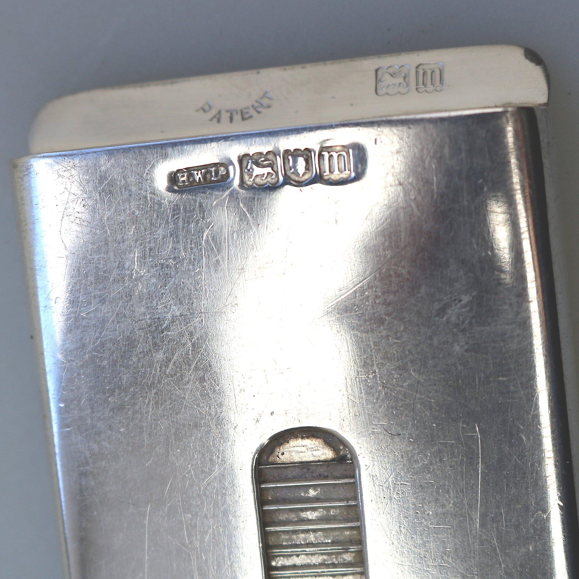 A very rare solid silver patent novelty Card Case with tambour mechanism 44g 1927