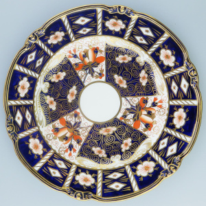 An antique porcelain hand-painted Royal Crown Derby Imari Cake Platter C.1932