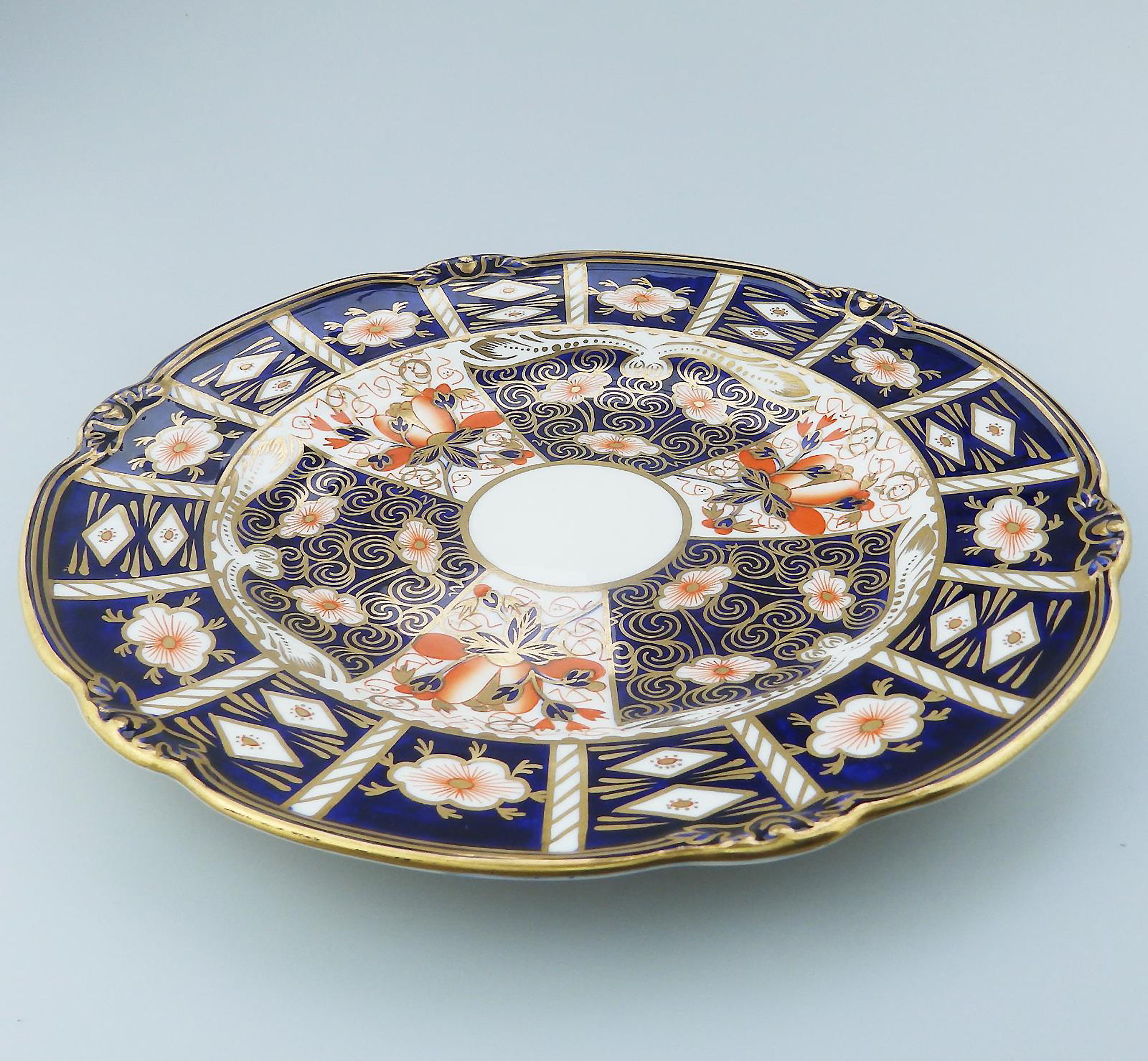 An antique porcelain hand-painted Royal Crown Derby Imari Cake Platter C.1932
