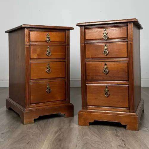 Antique 20th Century Pair Of Bedside Cabinets In Walnut