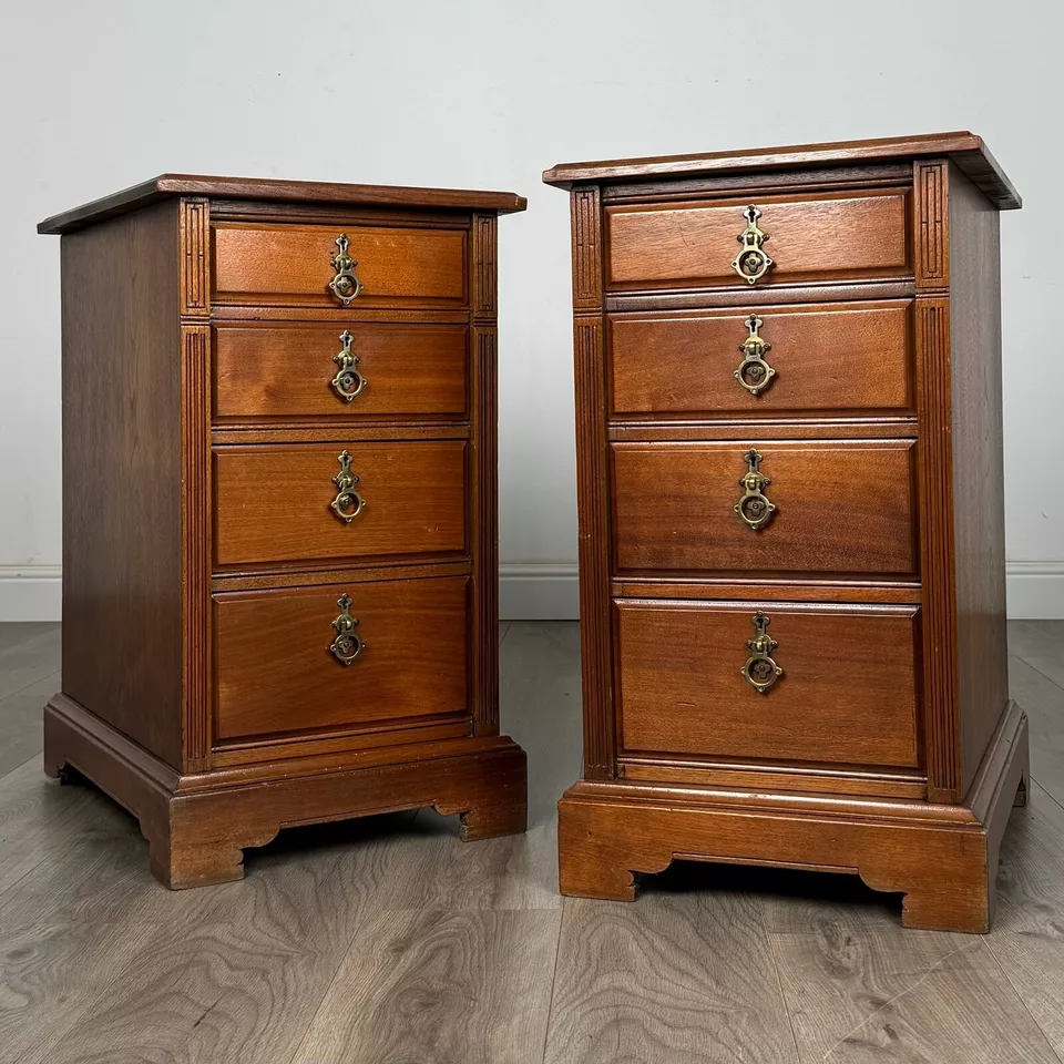Antique 20th Century Pair Of Bedside Cabinets In Walnut