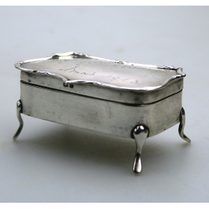 An antique Edwardian English sterling solid silver Trinket Jewellery Box C.1907