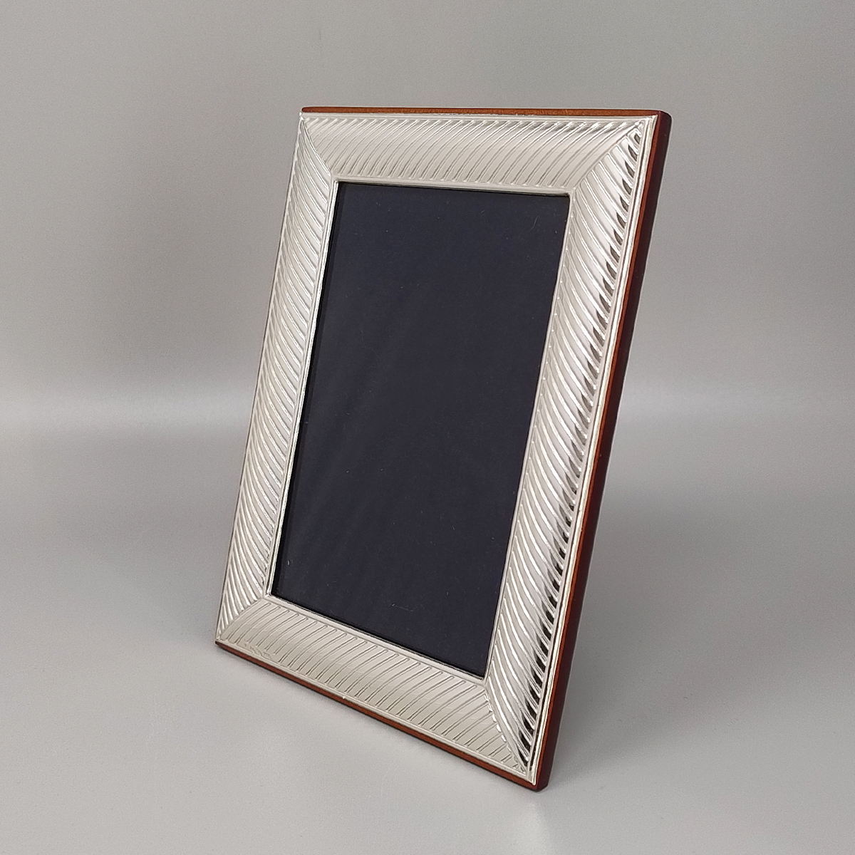 1960s Gorgeous Photo Frame in Silver Plated with Glass. Made in Italy
