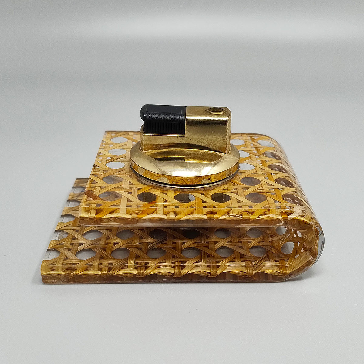 1970s Stunning Table Lighter in Vienna Straw By Geolel. Made in Italy