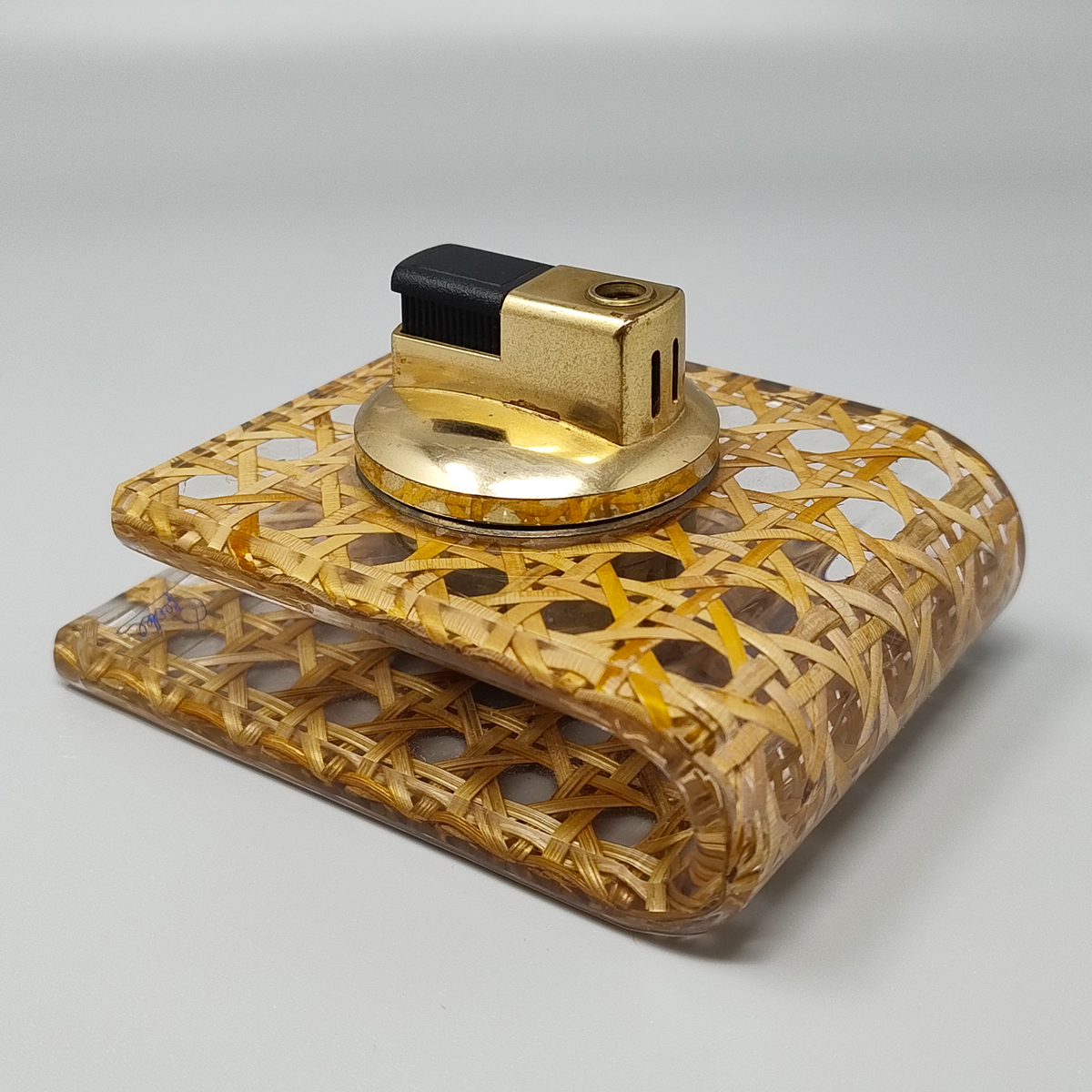 1970s Stunning Table Lighter in Vienna Straw By Geolel. Made in Italy