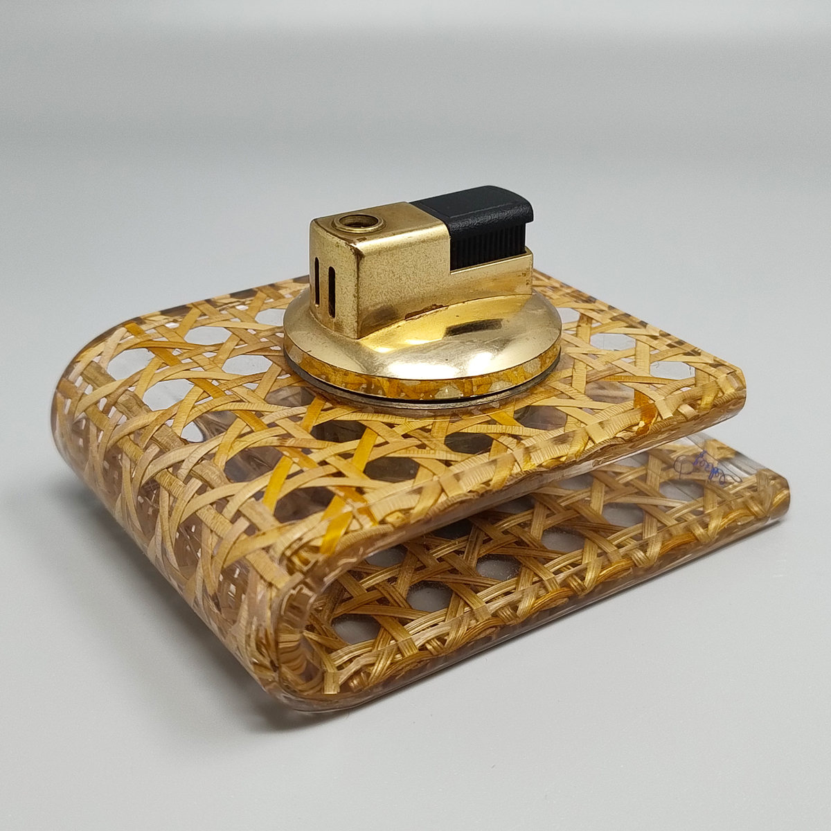 1970s Stunning Table Lighter in Vienna Straw By Geolel. Made in Italy