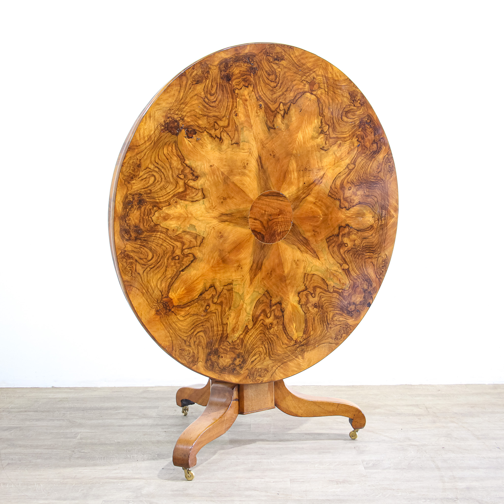 French 19th Century Walnut Tilt-Top Guéridon Table