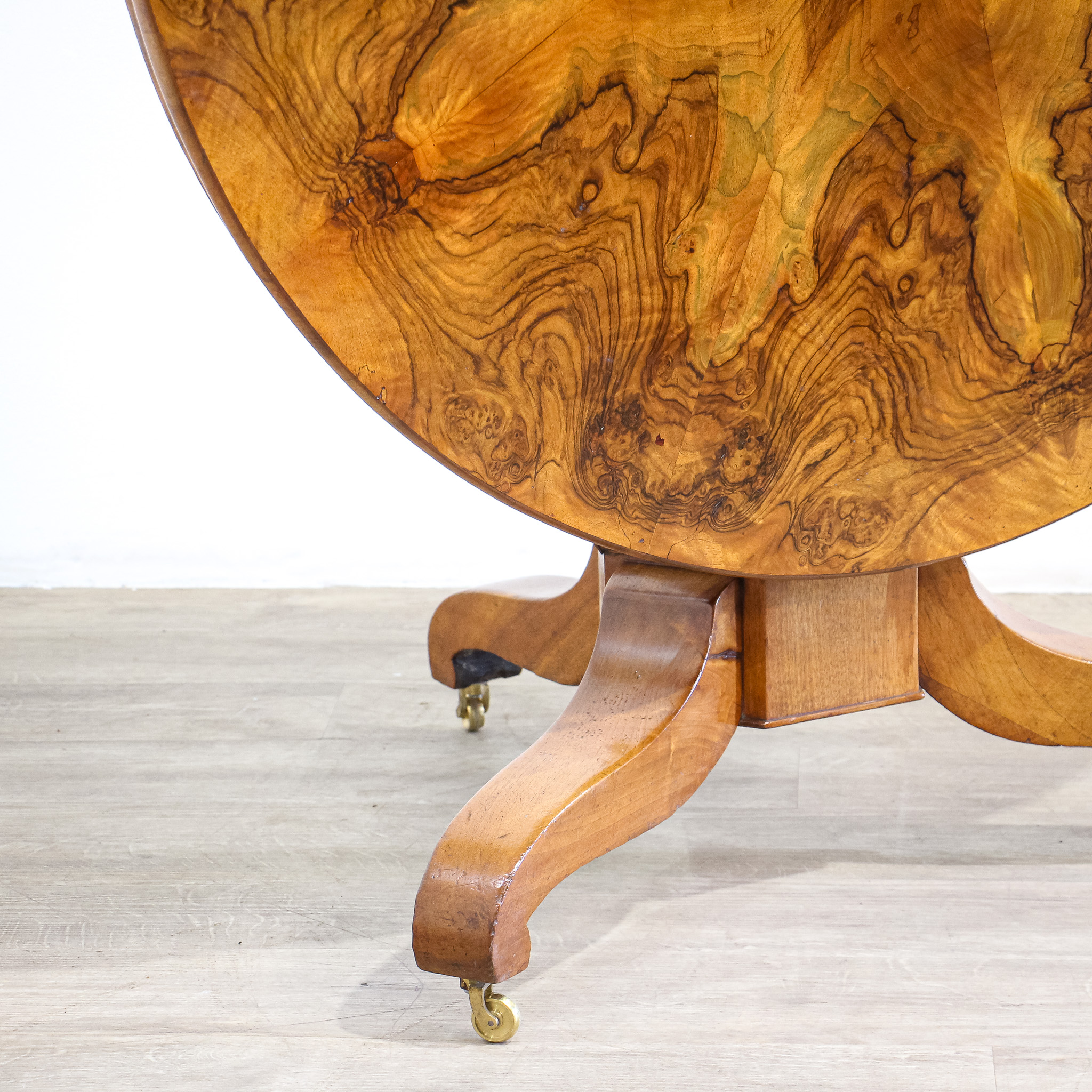 French 19th Century Walnut Tilt-Top Guéridon Table