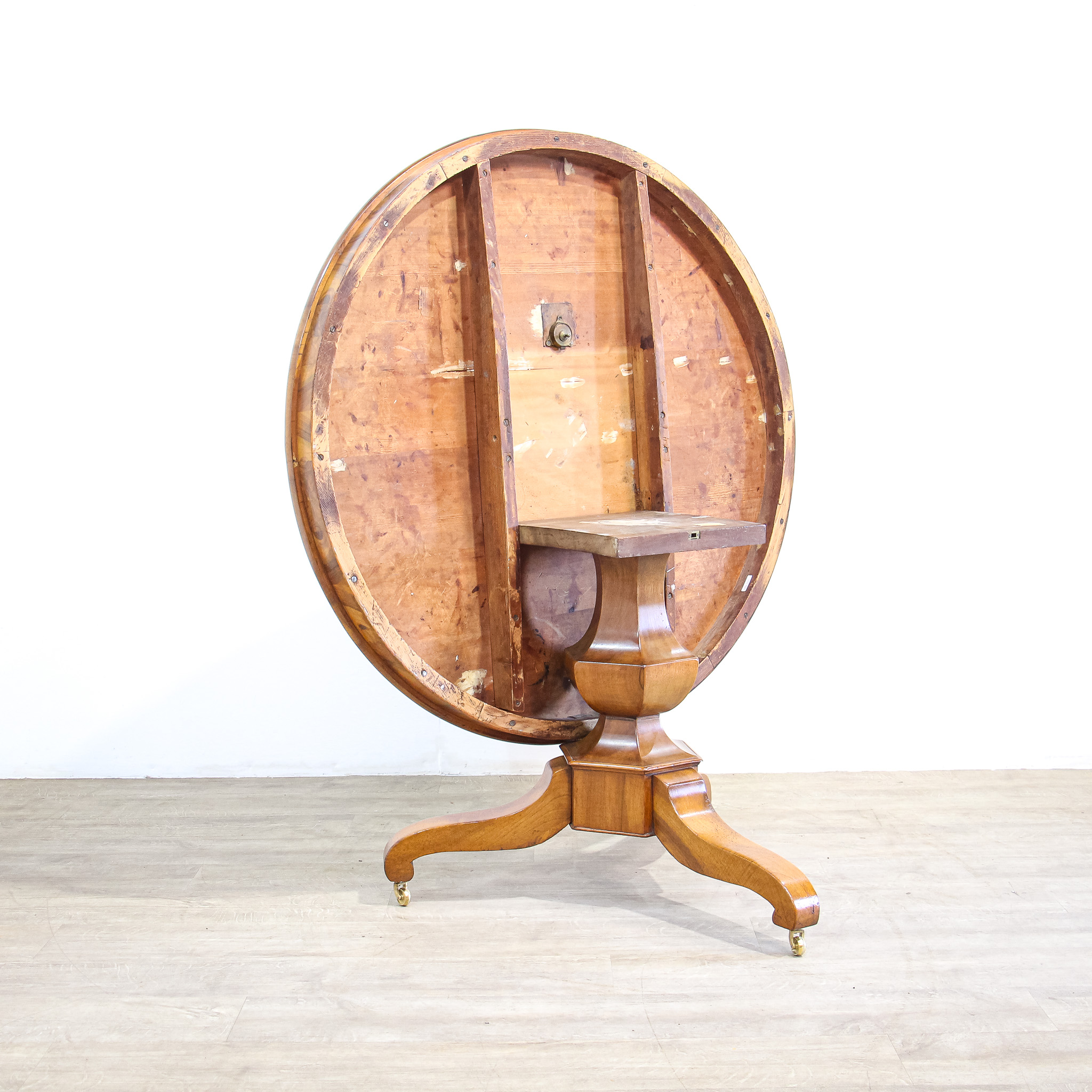 French 19th Century Walnut Tilt-Top Guéridon Table