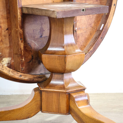 French 19th Century Walnut Tilt-Top Guéridon Table - Image 3