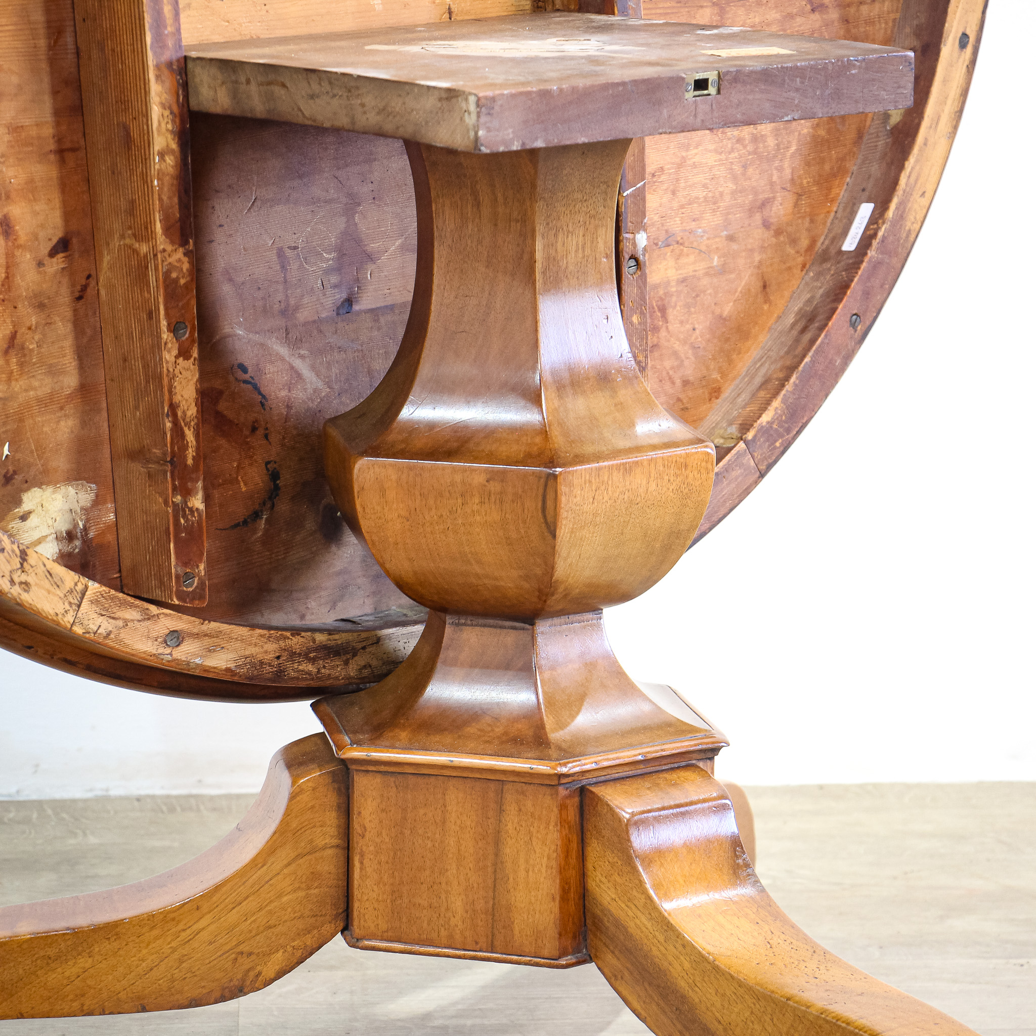French 19th Century Walnut Tilt-Top Guéridon Table