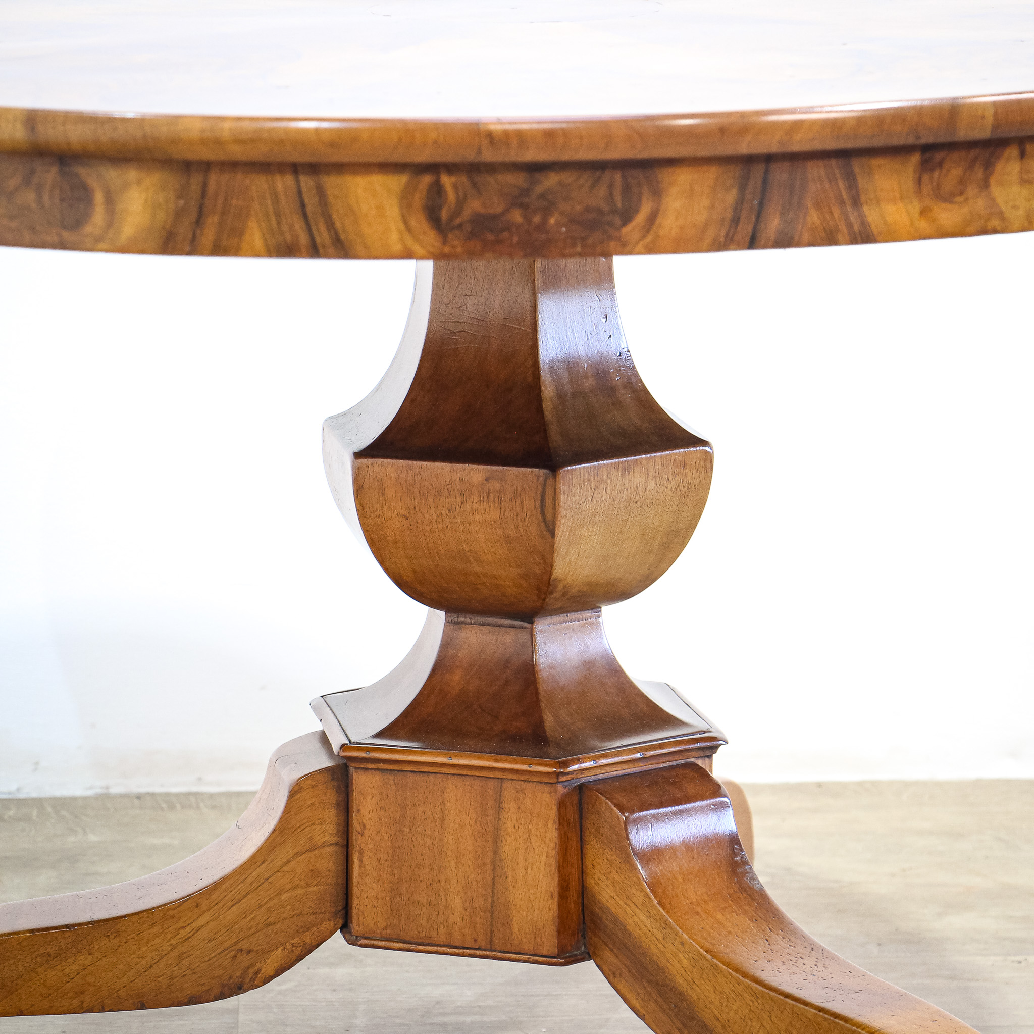 French 19th Century Walnut Tilt-Top Guéridon Table