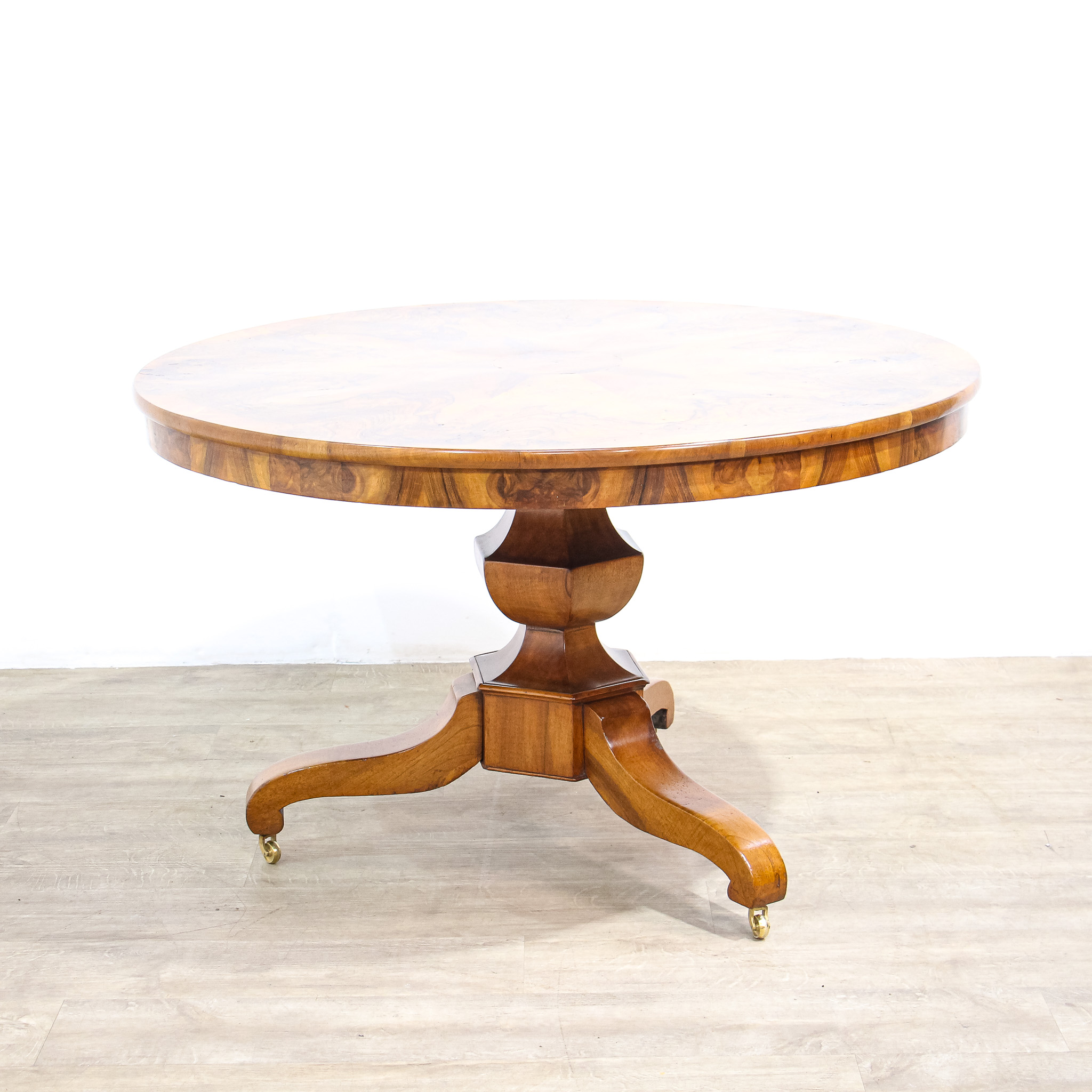French 19th Century Walnut Tilt-Top Guéridon Table