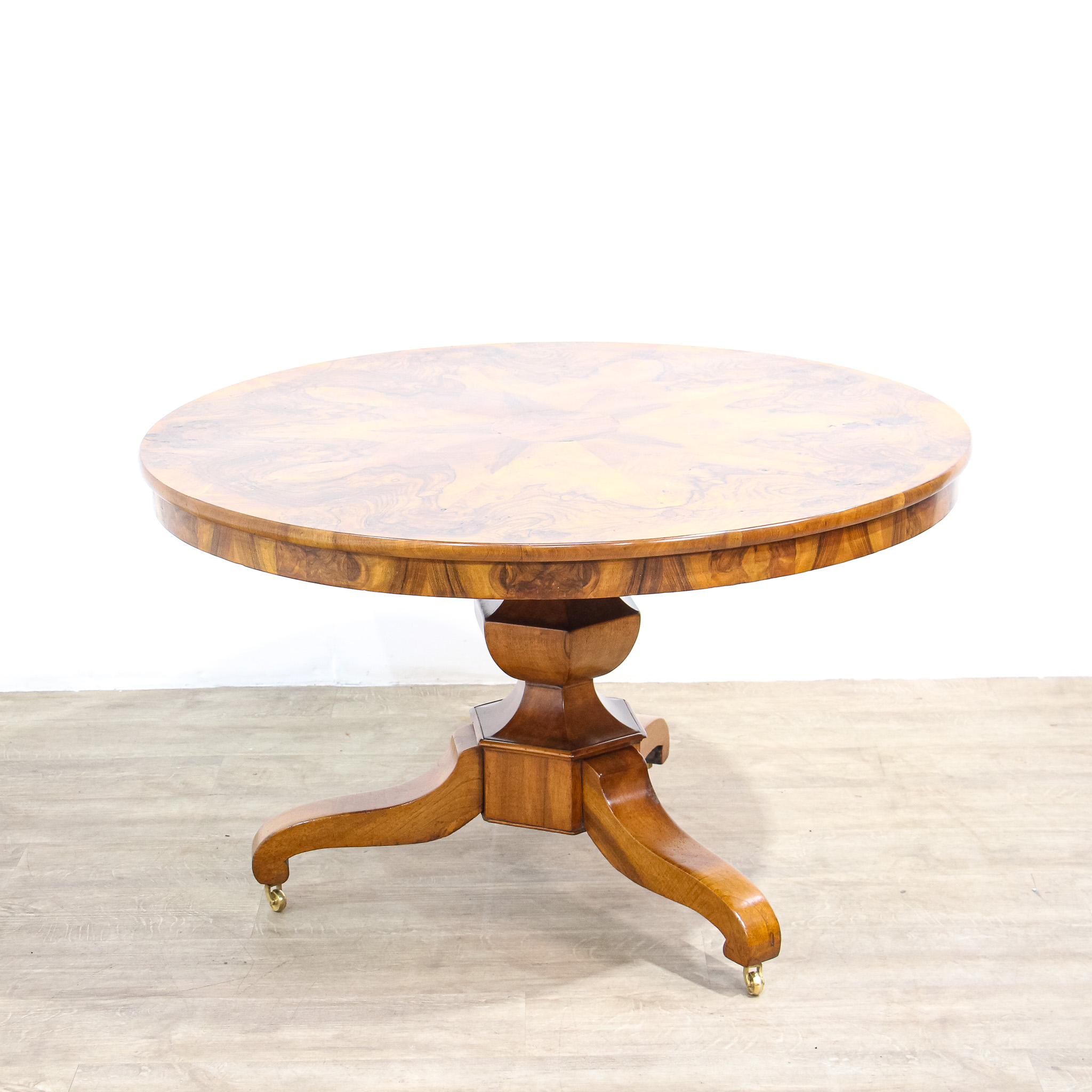 French 19th Century Walnut Tilt-Top Guéridon Table