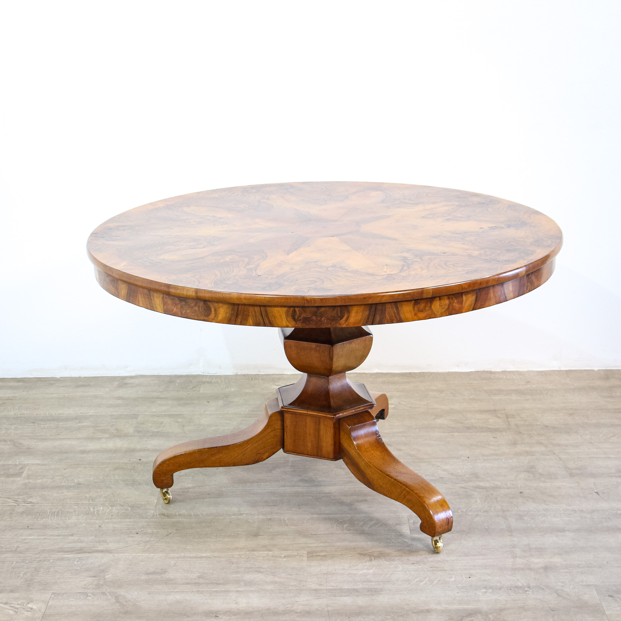 French 19th Century Walnut Tilt-Top Guéridon Table