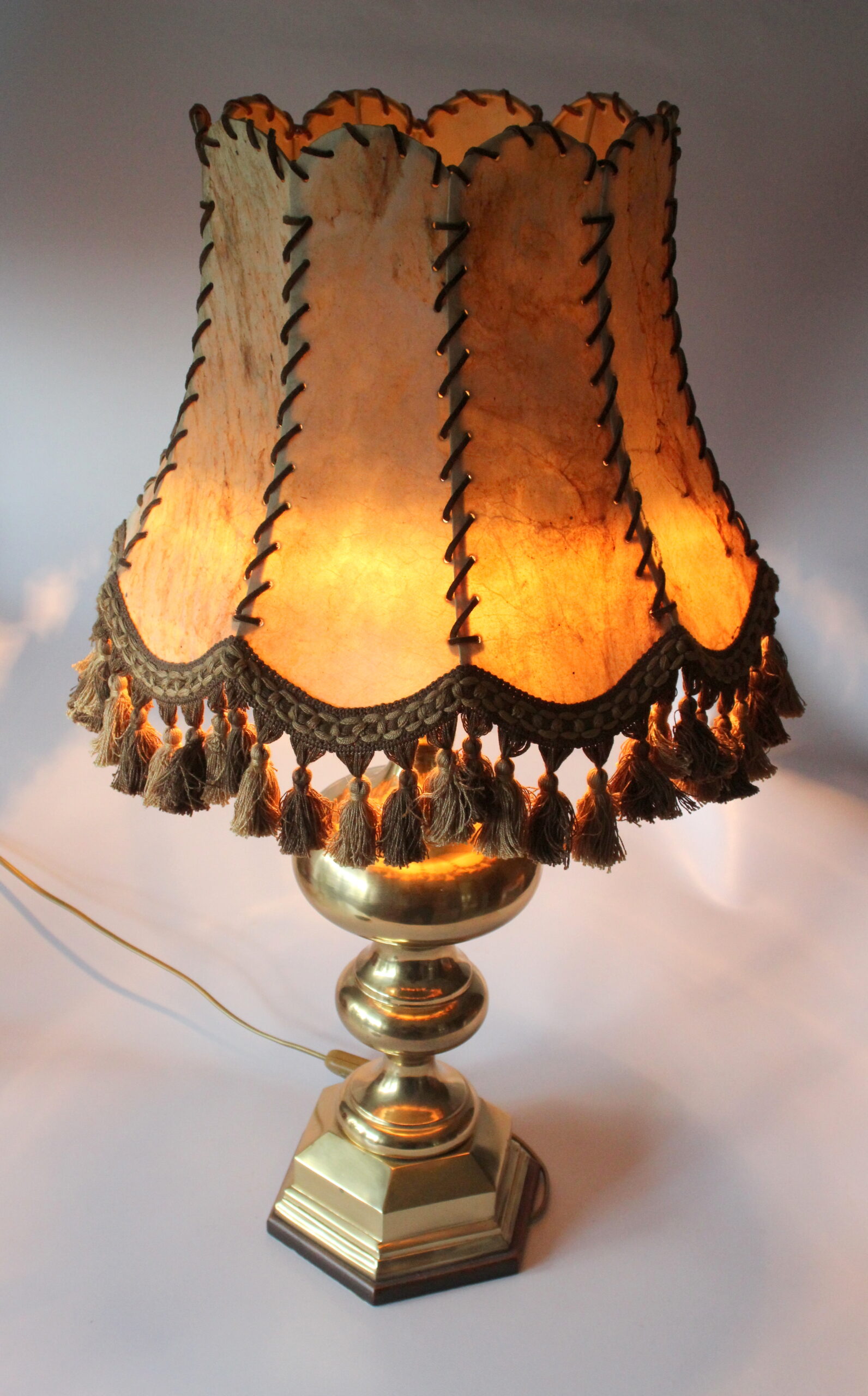 XL - Mid Century table lamp on a heavy opulent brass foot - leather lampshade - Vintage