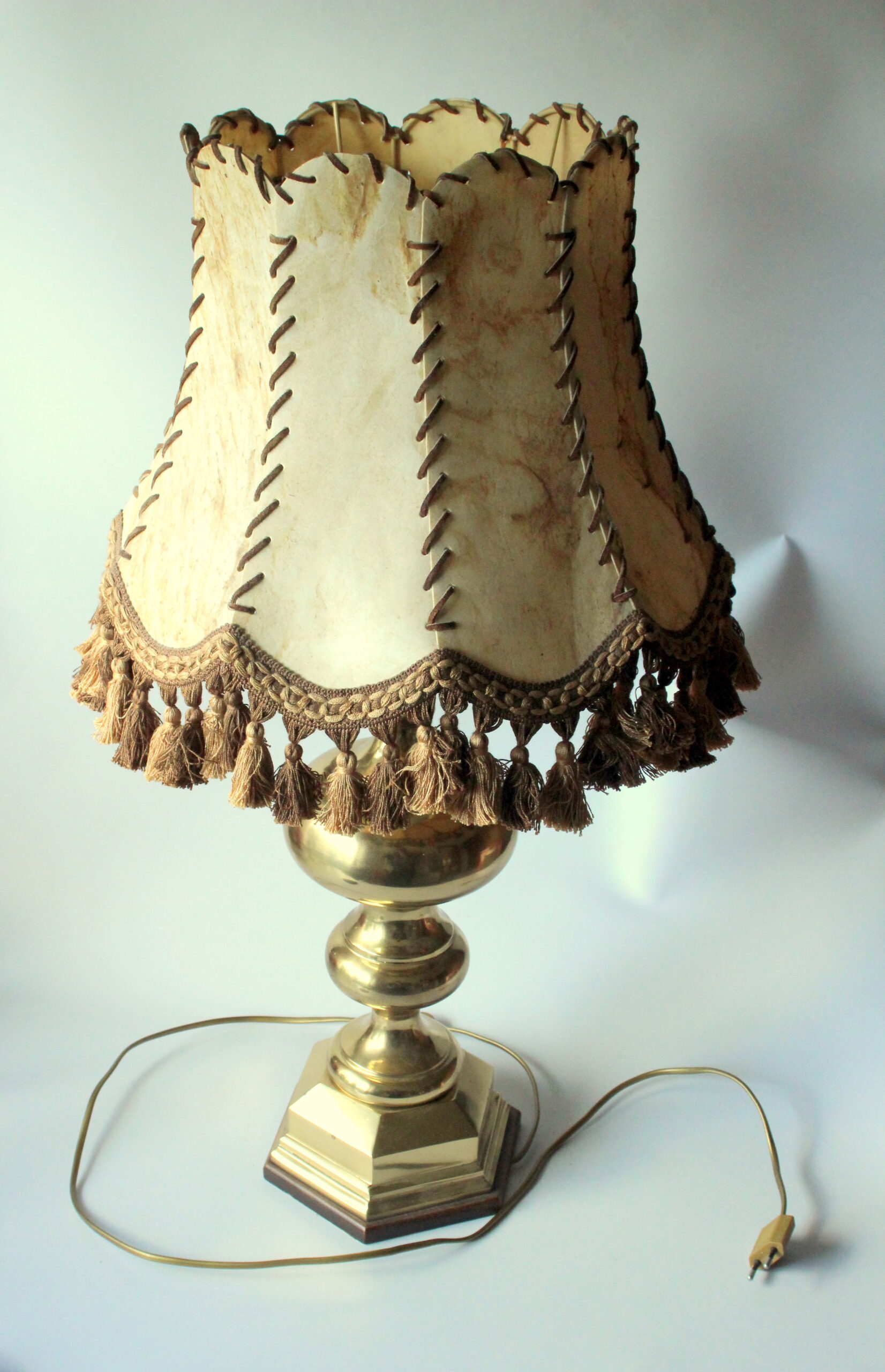 XL - Mid Century table lamp on a heavy opulent brass foot - leather lampshade - Vintage