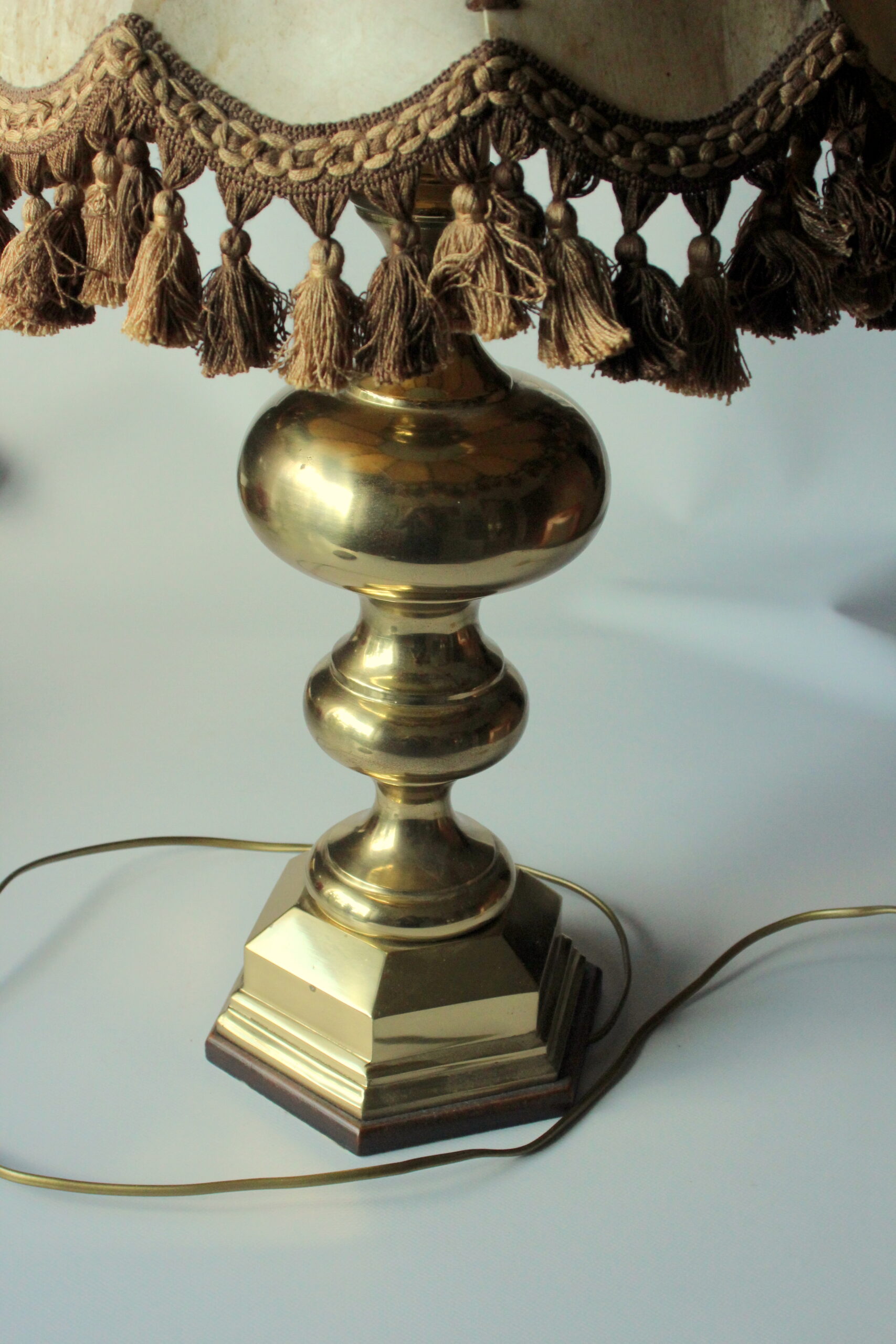 XL - Mid Century table lamp on a heavy opulent brass foot - leather lampshade - Vintage