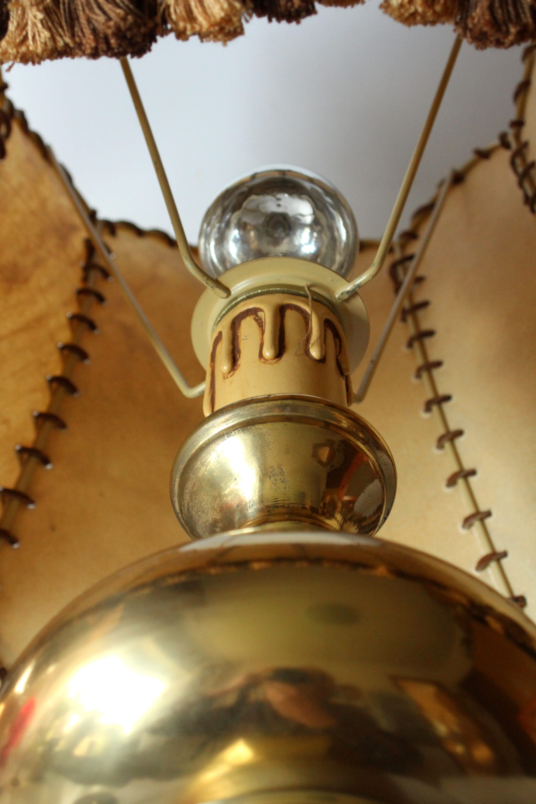 XL - Mid Century table lamp on a heavy opulent brass foot - leather lampshade - Vintage