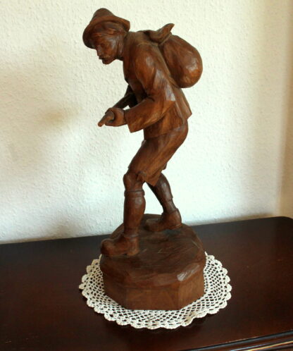 1930s - Antique handcarved wooden sculpture of a hunter - Image 4
