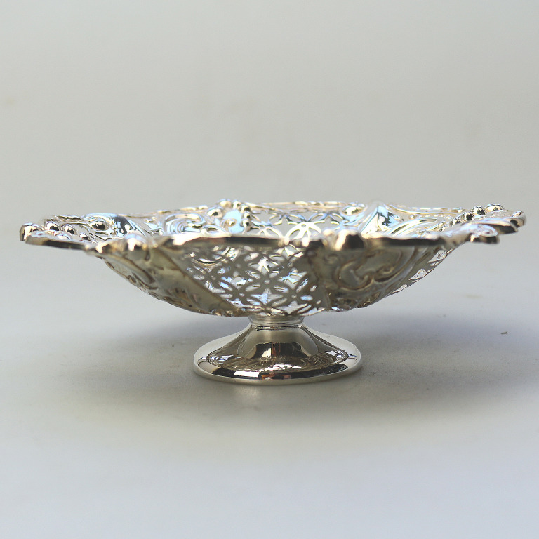 A good antique Victorian English solid silver pierced Tazza Dish 90g C.1898 - Image 2