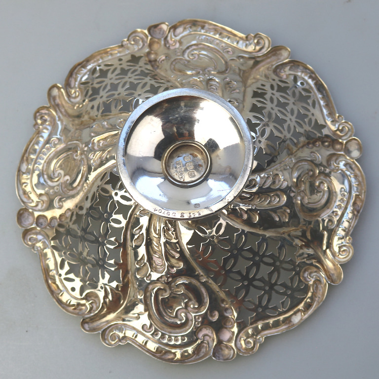 A good antique Victorian English solid silver pierced Tazza Dish 90g C.1898 - Image 4