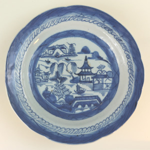 An attractive antique Chinese export hand-painted Plate C.late 18th/early 19thC