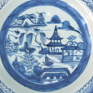 An attractive antique Chinese export hand-painted Plate C.late 18th/early 19thC