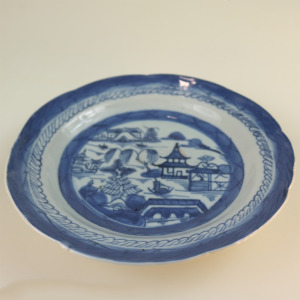 An attractive antique Chinese export hand-painted Plate C.late 18th/early 19thC