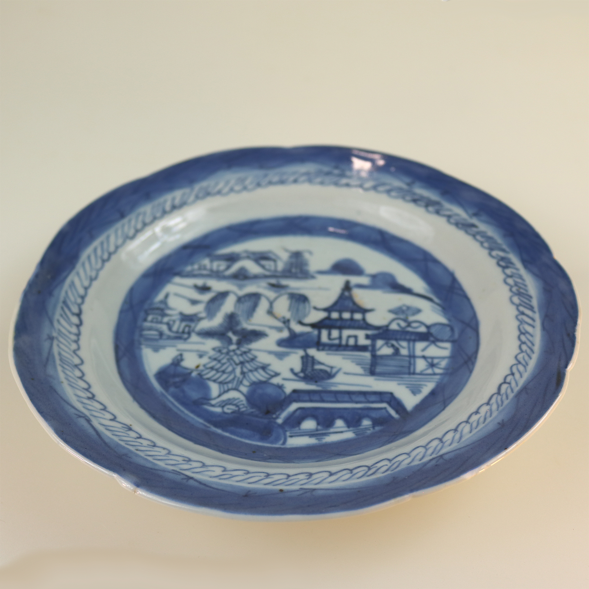 An attractive antique Chinese export hand-painted Plate C.late 18th/early 19thC