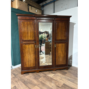 Edwardian Mahogany Wardrobe / Compactum