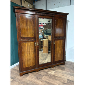 Edwardian Mahogany Wardrobe / Compactum