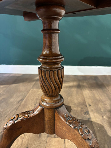 Reproduction Tilt Top Pie Crust Edge Side Table