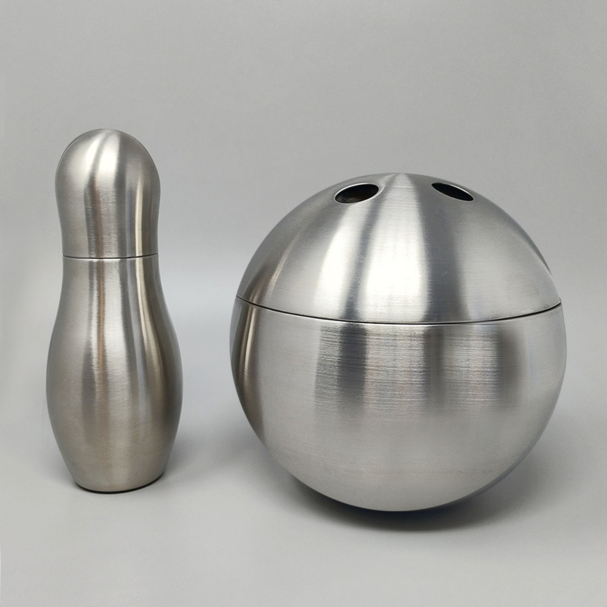 1970s Gorgeous "Bowling" Cocktail Shaker With Ice Bucket Tauma by Guzzini. Made in Italy