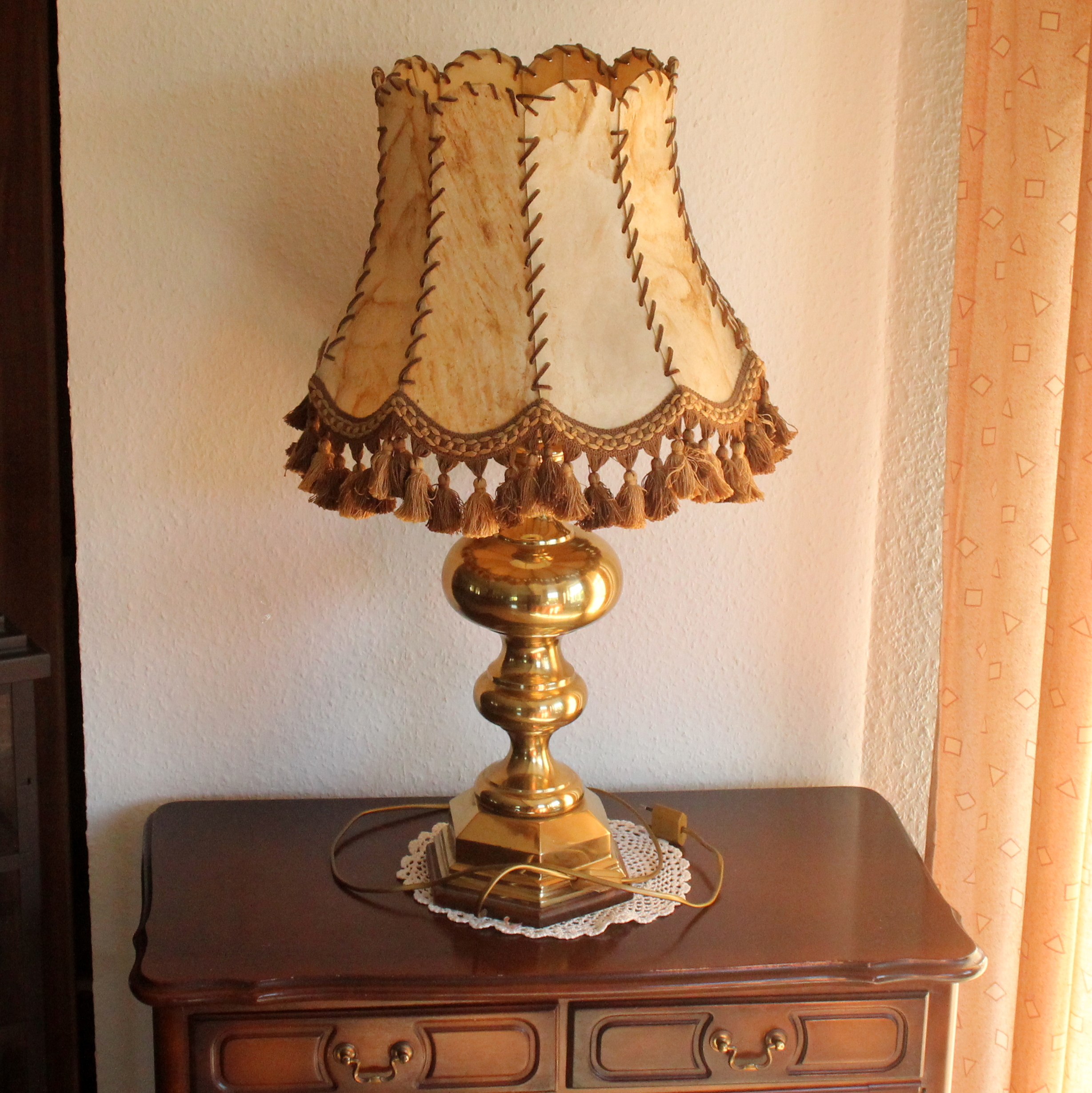 XL - Mid Century table lamp on a heavy opulent brass foot - leather lampshade - Vintage