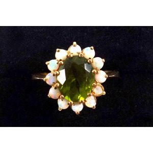 A good antique 9ct gold ring set cut peridot and multi opals Ring - boxed C.1900