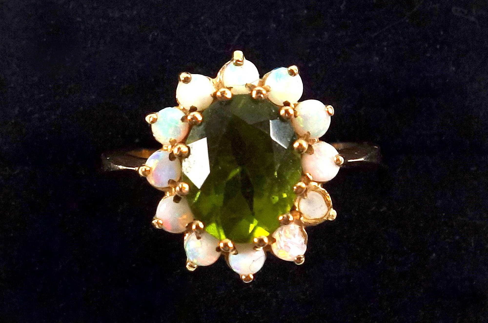 A good antique 9ct gold ring set cut peridot and multi opals Ring - boxed C.1900