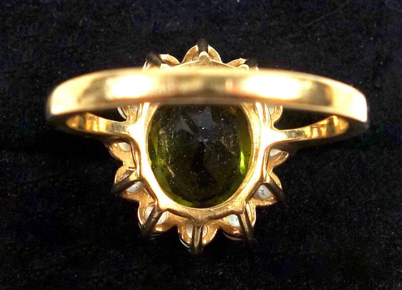 A good antique 9ct gold ring set cut peridot and multi opals Ring - boxed C.1900