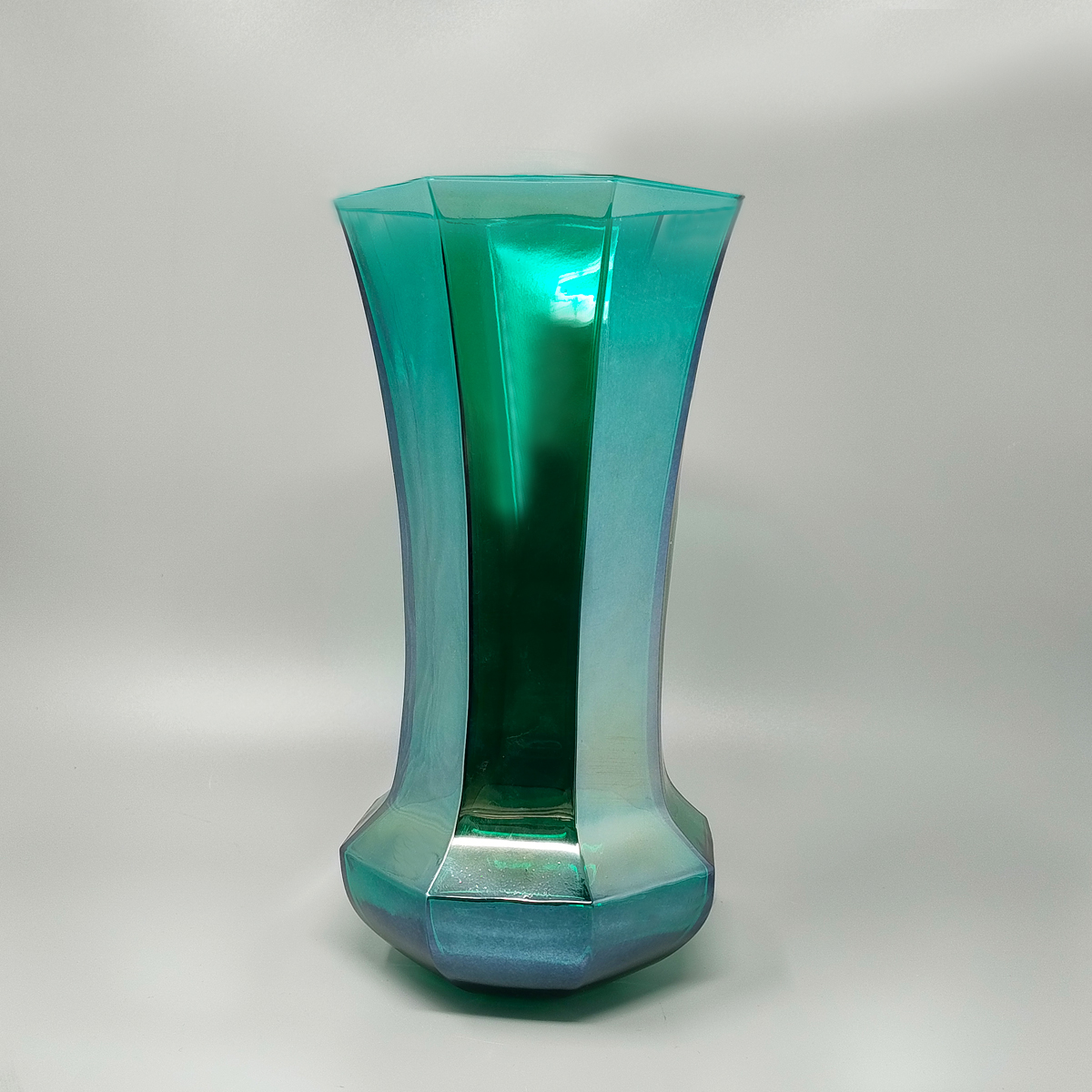 1970s Exquisited Handcrafted Green Vase by Ca dei Vetrai in Murano Glass. Made in Italy