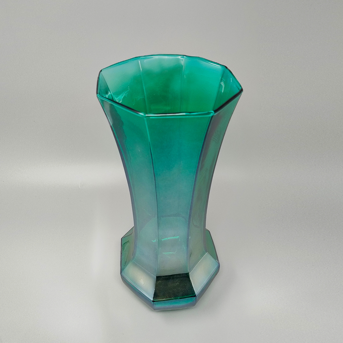 1970s Exquisited Handcrafted Green Vase by Ca dei Vetrai in Murano Glass. Made in Italy