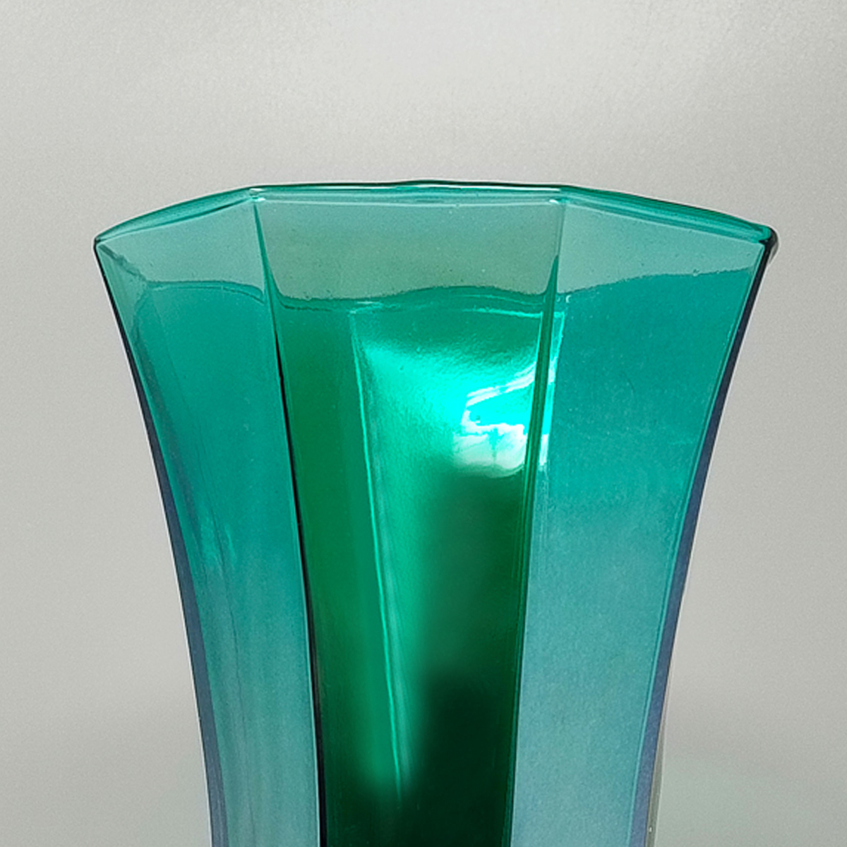 1970s Exquisited Handcrafted Green Vase by Ca dei Vetrai in Murano Glass. Made in Italy