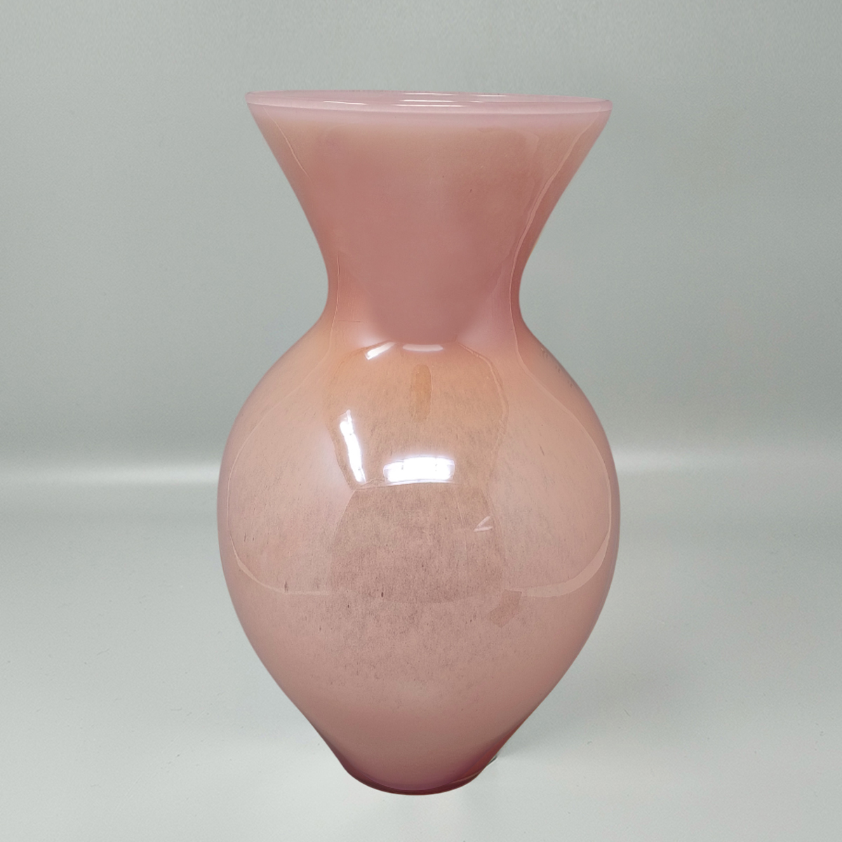 1970s Luxury Pink Handrafted Vase in Murano Glass by Maestro del Vetro. Made in Italy