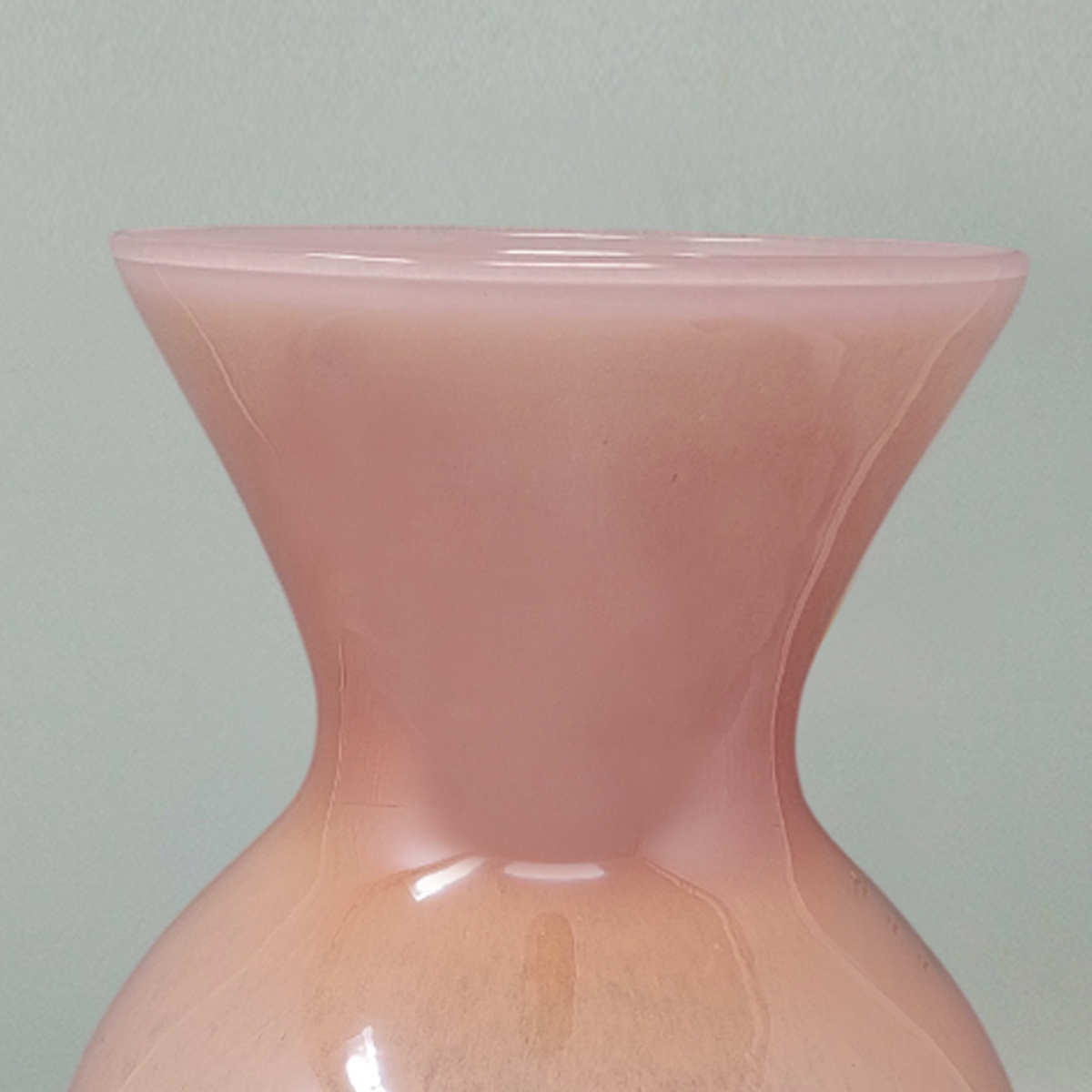 1970s Luxury Pink Handrafted Vase in Murano Glass by Maestro del Vetro. Made in Italy
